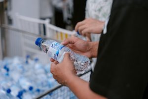 Những chai nước đầu tiên đến tay người dân Kiến Thụy, Hải Phòng